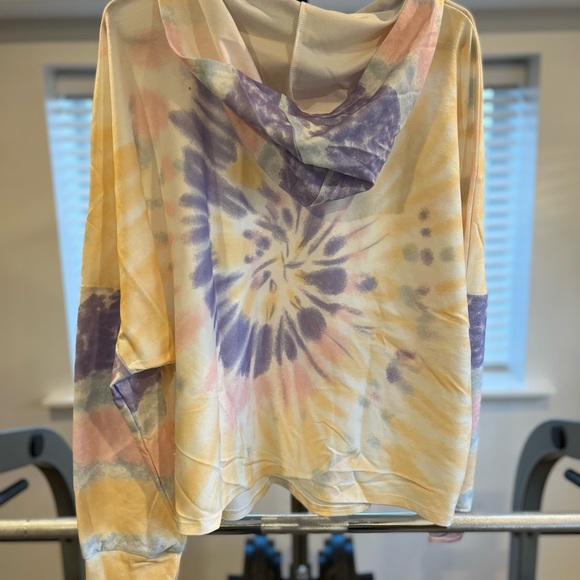Cropped Tie-Dye Hoodie - Picture 4 of 5